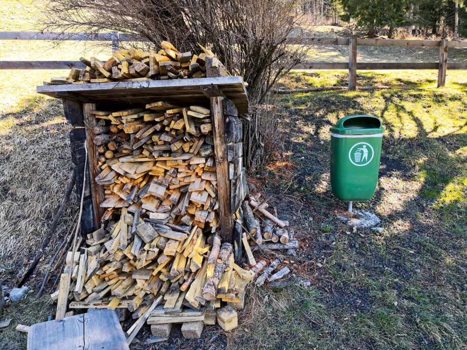 Brennholz ist bereits direkt neben der Feuerstelle einsatzbereit