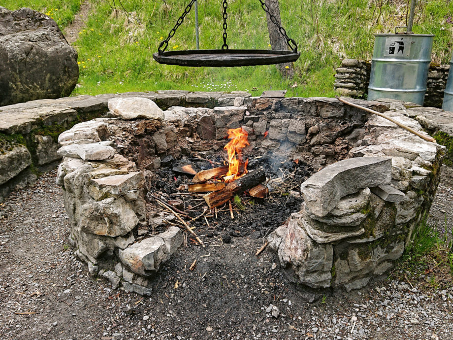 Dank dem aeusseren Steinring kann man gemuetlich um das Feuer herumsitzen