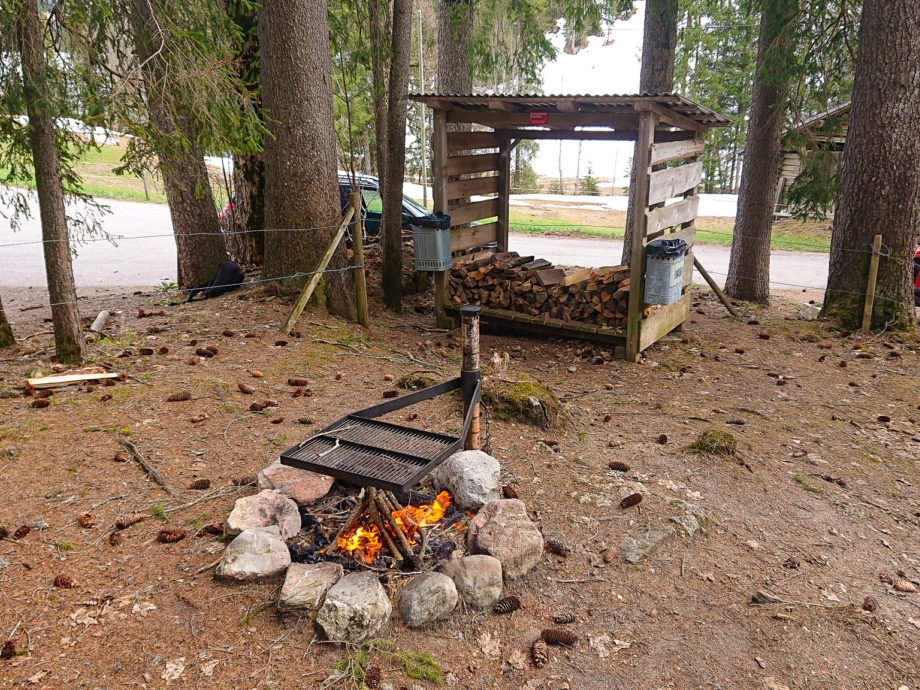 Die Feuerstelle in Betrieb mit dem bereitgestellten Holz