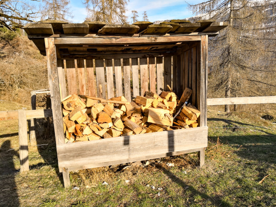 Ein Vorrat mit Brennholz steht bereit 1