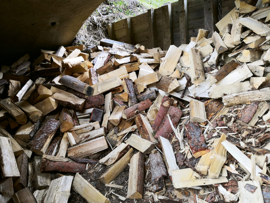 Ein grosser Holzvorrat inklusive Holzspalter befinden sich unter der Bruecke 5