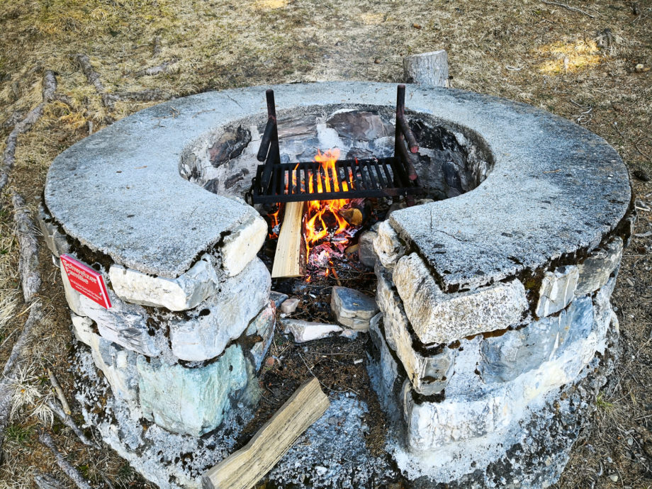 Mit dem vorhandenen Brennholz kann ein tolles Feuer gemacht werden 3